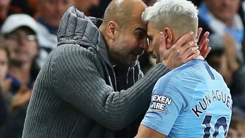 Pep Guardiola y Sergio Aguero festejan el triunfo del City ante el Manchester United.