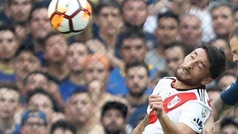 Gran partido entre Boca Juniors y River Plate en La Bombonera en la final de la Copa Libertadores.
