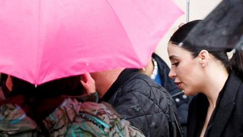 Emma Coronel ha evitado a a la prensa en el exterior de la corte de Brooklyn.