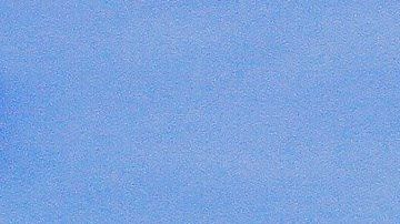 Integrantes de la caravana migrante escalan el muro fronterizo en Tijuana.