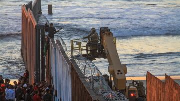 Autoridades de EEUU refuerzan la valla fronteriza en Tijuana. EFE