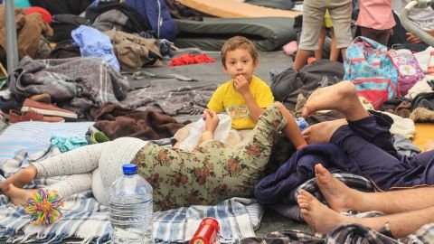 Migrantes centroamericanos descansan en el deportivo Benito Juárez, en Tijuana, el 16 de noviembre