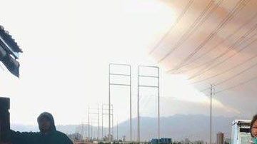 Trabajadoras agrícolas en los campos bajo el humo de los incendios,