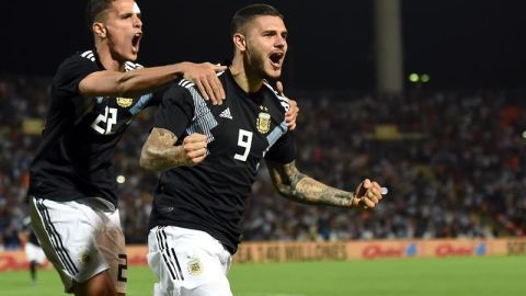 Mauro Icardi de Argentina festeja junto a Eric Lamela su gol frente a la selección de México en Mendoza (Argentina).