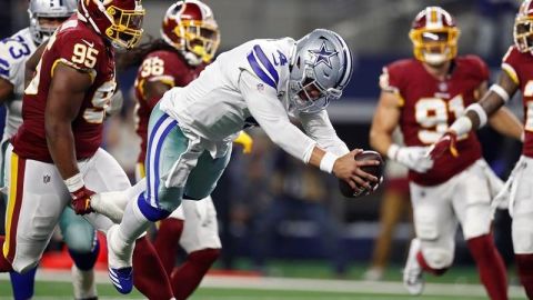 Dak Prescott anotó un touchdown para los Dallas Cowboys ante los Washington Redskins.