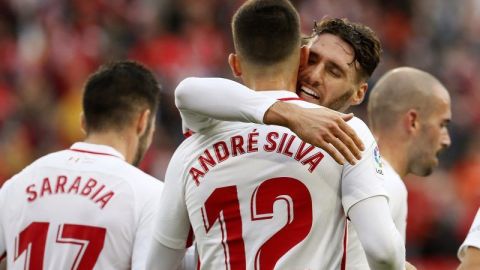 El delantero del Sevilla André Silva celebra su gol al Valladolid en el estadio Sánchez Pizjuan.