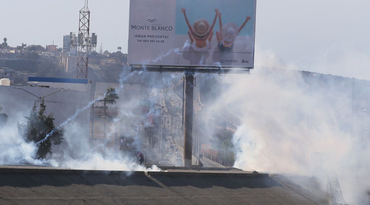 Vista de gases lacrimógenos lanzados el domingo en la frontera