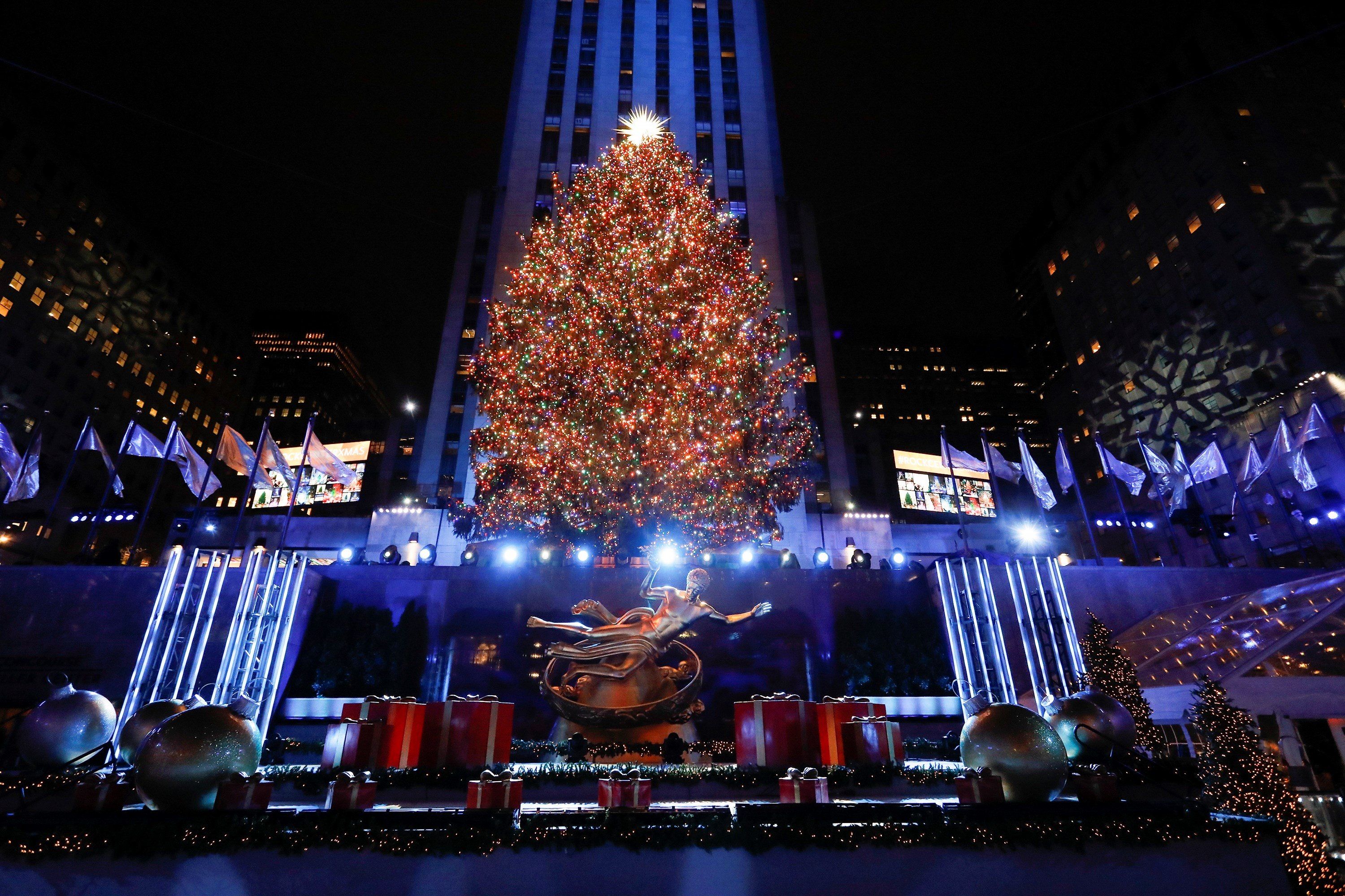 El árbol de Navidad de Rockefeller Center ya deslumbra en Nueva York