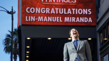 Lin-Manuel Miranda eufórico con su estrella en Hollywood. EFE