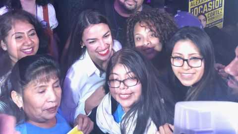 Alexandría Ocasio- Cortéz, a sus 29 años, no solo confirmó su silla en el Congreso federal sino que es la nueva voz democrata que impuso Nueva York