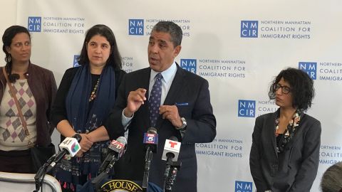 El congresista Adriano Espaillat y otros activistas negaron que residentes vayan a ser detenidos en aeropuertos.