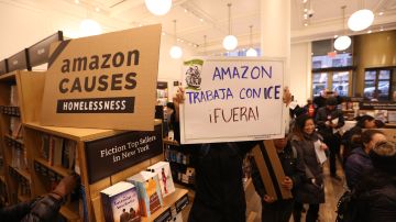 Los protestantes acusaron a Amazon de colaborar con el Servicio de Inmigración y Control de Aduanas (ICE).
