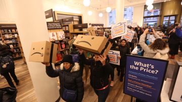 Los manifestantes se metieron a la librería que Amazon tiene en el centro de la ciudad de Nueva York.
