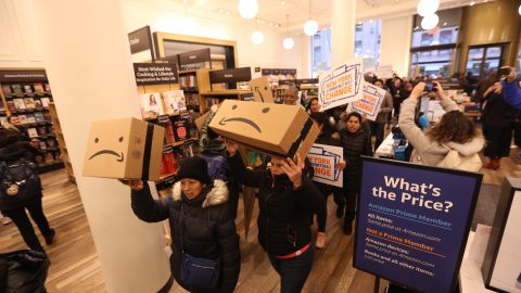 Manifestantes se tomaron la tineda de Amazon de la calle 34 para protestar contra la llegada de esa empresa a NY