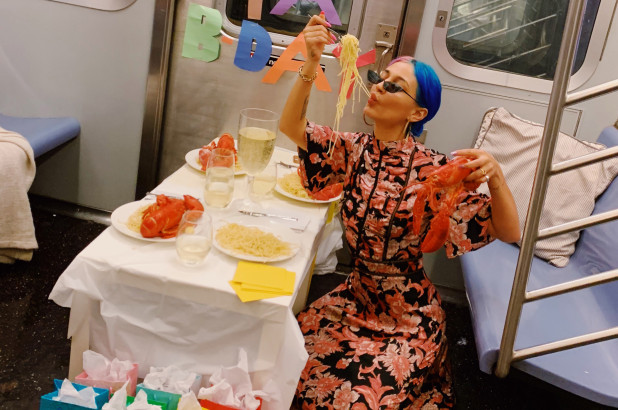 Cumpleañera californiana arma su fiesta con piñata y banquete en vagón del Metro de NYC