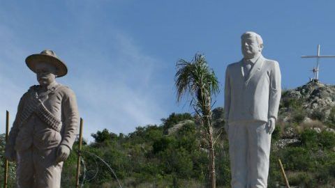 Estatua de López Obrador junto a grandes personajes de la historia.