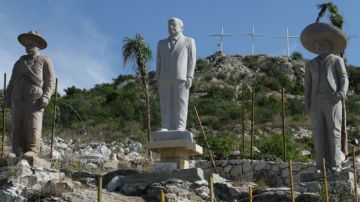 Estatua de López Obrador junto a grandes personajes de la historia.
