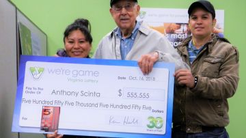 Anthony Scinta con su premio de lotería.