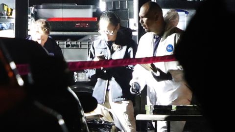 MAN35. THOUSAND OAKS (ESTADOS UNIDOS), 08/11/2018.- Los investigadores entran en el lugar del tiroteo, el bar Borderline, en la localidad de Thousand Oaks, California, Estados Unidos, hoy 8 de noviembre de 2018. Al menos 12 personas han muerto en este tiroteo perpetrado por un individuo aun sin identificar, que también ha sido encontrado muerto en el interior del bar. EFE/