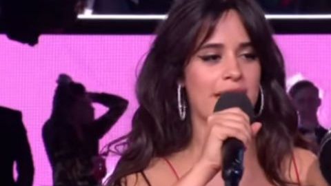 Camila Cabello recibiendo el premio a Mejor Canción.
