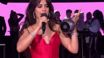Camila Cabello recibiendo el premio a Mejor Canción.