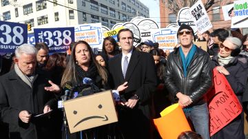 Lideres y activistas como la asambleista electa, Catalina Cruz, el senarod estatal Michael Gianaris y el concejal Van Bramer se oponen a la llegada de Amazon a Queens