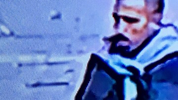 El sujeto fue descrito como hispano, entre 20 y 30 años.