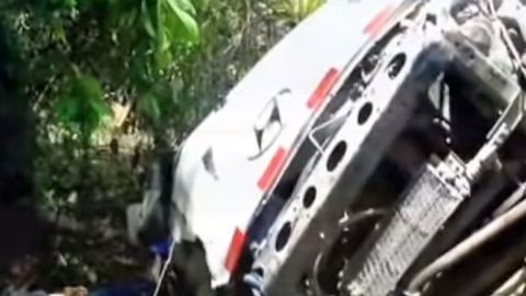 El chofer del autobús perdió el control y se fue a un barranco en la zona de la amazonia peruana.