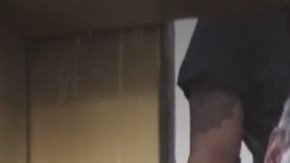 Los bomberos tuvieron que romper un muro para llegar al elevador.