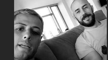 'Chicharito' revela al 'coach' que tiene fuera de las canchas.