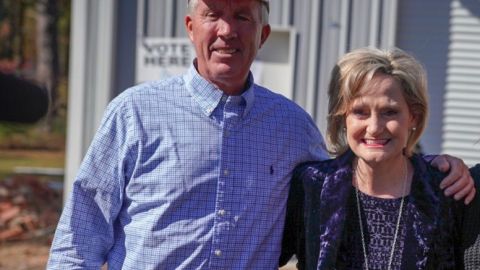 Cindy Hyde-Smith hizo campaña junto a su familia