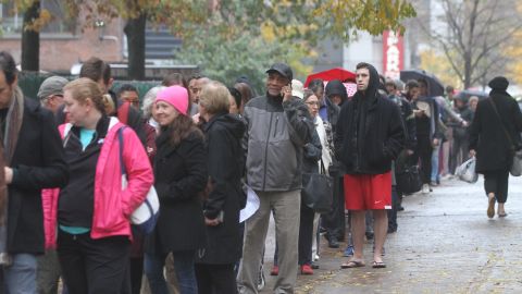 Larga fila de votantes en la PS 163 en el Upper West Side, en Manhattan.