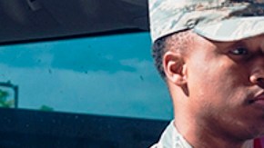 Sedric Franklin, sargento de la Fuerza Aérea, presentó los restos de otra víctima por identificar