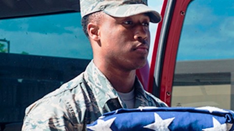 Sedric Franklin, sargento de la Fuerza Aérea, presentó los restos de otra víctima por identificar