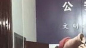 El hombre fue cegado por la ira.