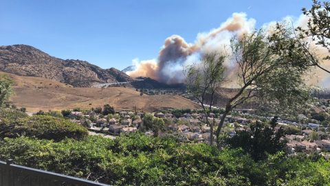 El incendio Peak en Simi Valley creció rápidamente.