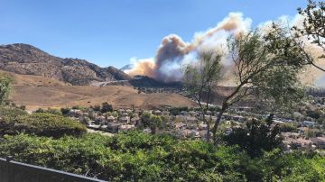 El incendio Peak en Simi Valley creció rápidamente.