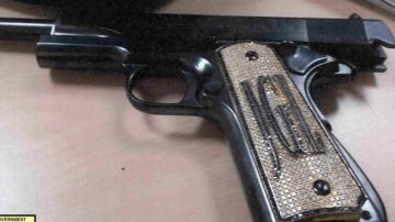 Pistola de diamantes con las iniciales de El Chapo