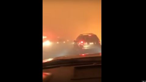 El padre logra escapar de una gran riesgo con una niña muy pequeña.