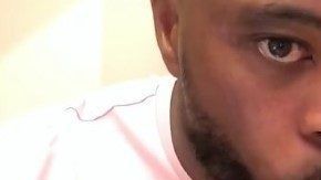 El francés Patrice Evra no tiene equipo pero cómo se divierte.