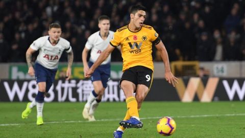 Raúl Jiménez anotó este sábado en la derrota del Wolverhampton ante el Tottenham. (Foto: Ross Kinnaird/Getty Images)