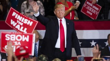 Trump participa en un acto de campaña en Pensacola, Florida.