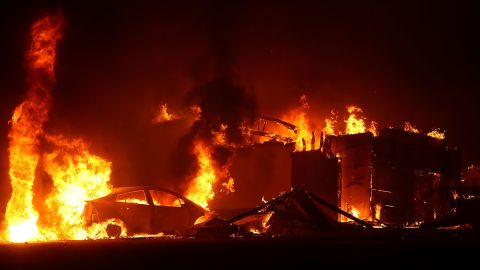 Un restaurant KFC arde en el incendio en Paradise, California