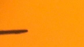 Un negocio arrasado por las llamas continúa ardiendo un día después.