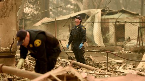 Forenses buscan restos humanos en las ruinas de Paradise.