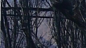 Trabajadores revisan las líneas de gas entre  viviendas dañadas en Malibu. Getty Images