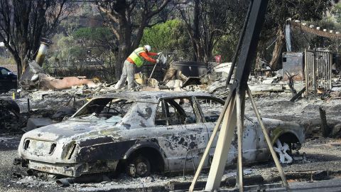 Trabajadores revisan las líneas de gas entre viviendas dañadas en Malibu. Getty Images