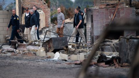 Trump y Newsom caminan por el área del incendio en Malibu.