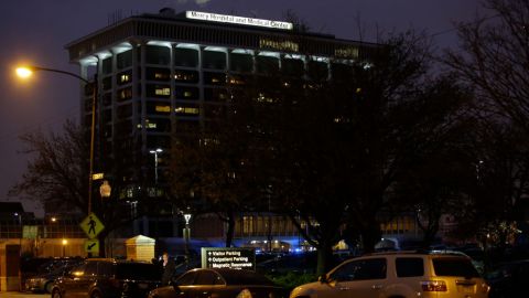 El cerco policial alrededor del hospital en Chicago.