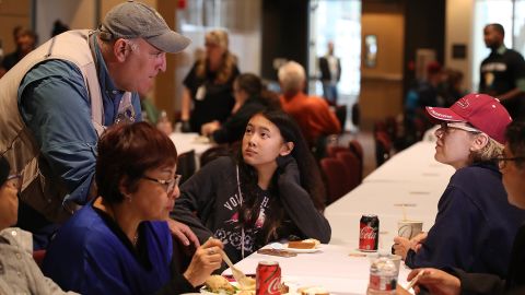 José Andrés con evacuados del incendio Camp Fire el recién pasado Thanksgiving.